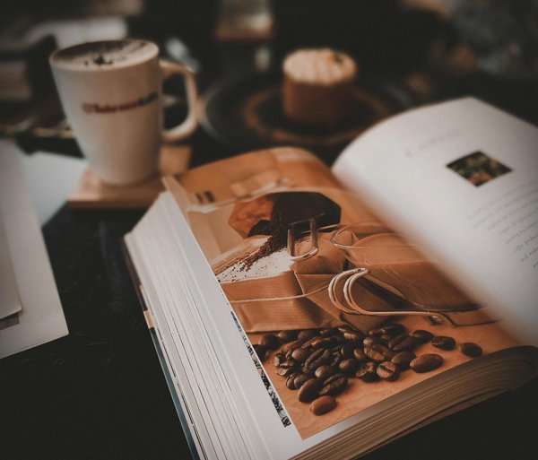 Comment les techniques de broderie traditionnelle peuvent-elles être modernisées dans les projets artistiques ?